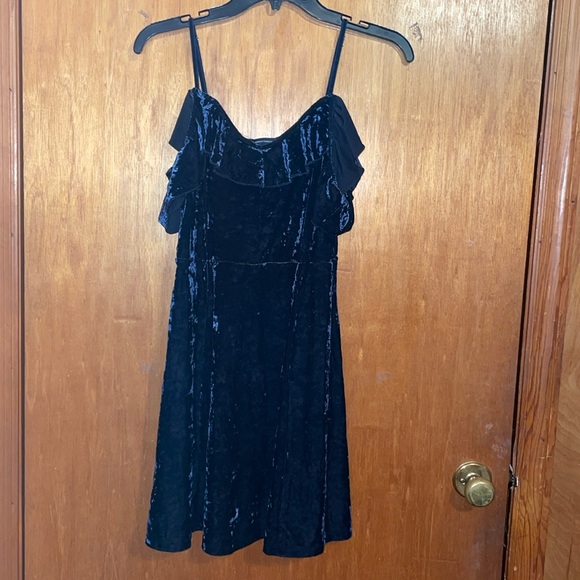 •AMERICAN EAGLE OUTFITTERS•NAVY RUFFLE VELVET/VELOUR COLD SHOULDER  DRESS MEDIUM - Picture 5 of 13